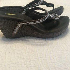 Volatile wedge shoe size 8